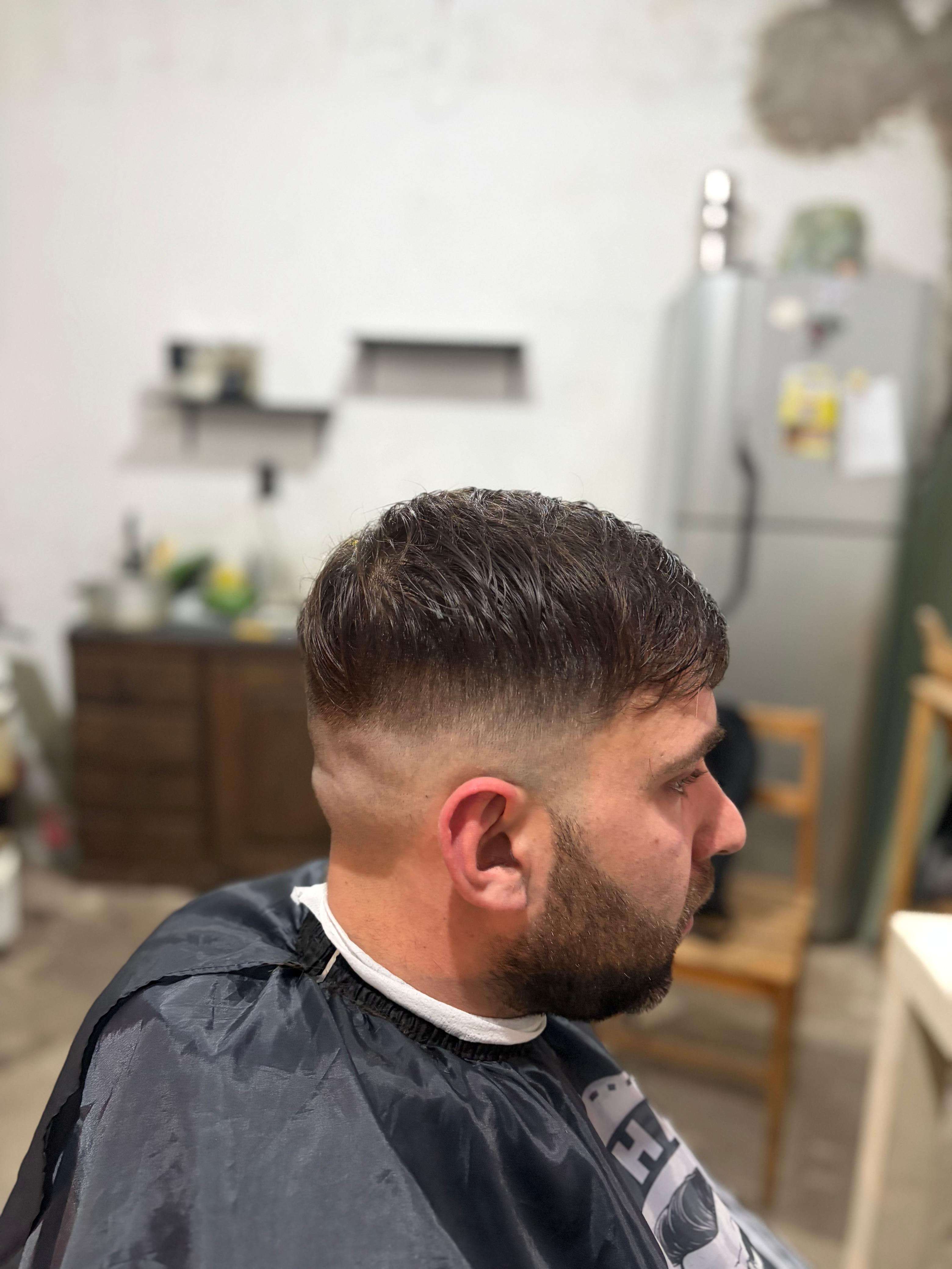 Fade alto con barba perfilada