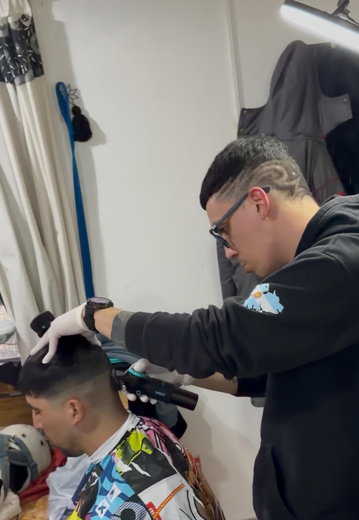 Juan Manuel en plena acción con la máquina